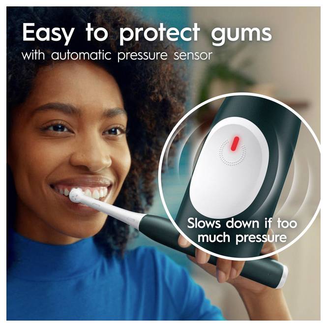 Een persoon die glimlacht terwijl hij een elektrische tandenborstel gebruikt met een onderschrift 'Gemakkelijk om tandvlees te beschermen', waarbij de automatische druksensor wordt benadrukt.