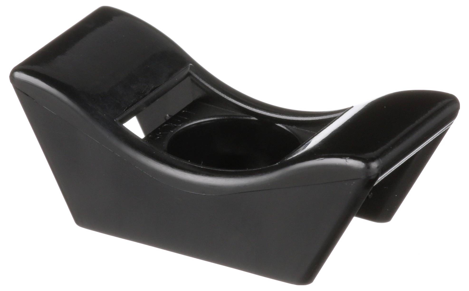 Een zwarte plastic kabelklem met een concave centrale ruimte en uitlopende randen, gebruikt voor het organiseren en vastzetten van kabels of draden op hun plaats.