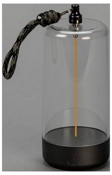 Een transparante draagbare lantaarn met een zwarte basis en een geknoopte handgreep. Een oranje lijn binnenin suggereert een lichtbron.