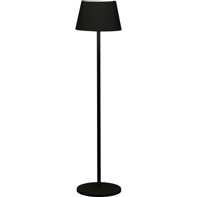 Een zwarte vloerlamp met een slanke, rechte paal en een eenvoudige, schuin geplaatste lampenkap, staand op een rond onderstel.