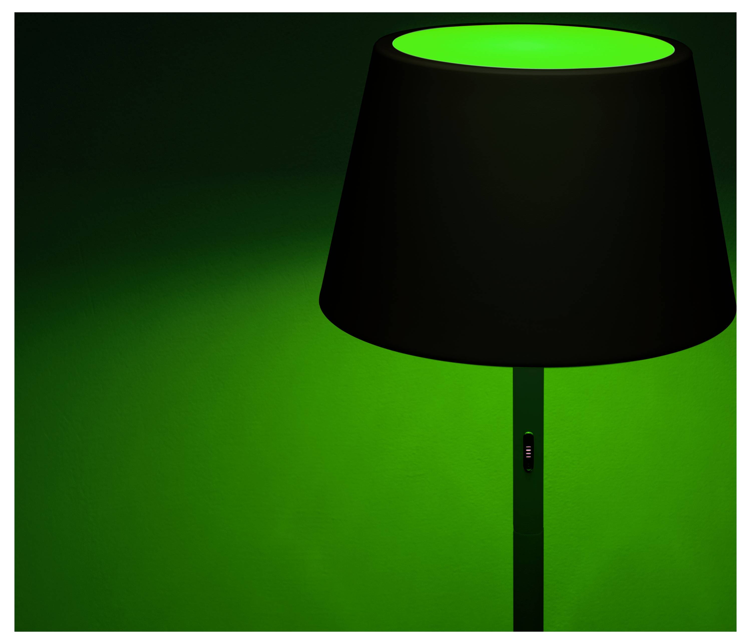 Een donkere lamp zendt een helder groen licht uit, waarbij de omgeving wordt geïllustreerd met een groene tint.
