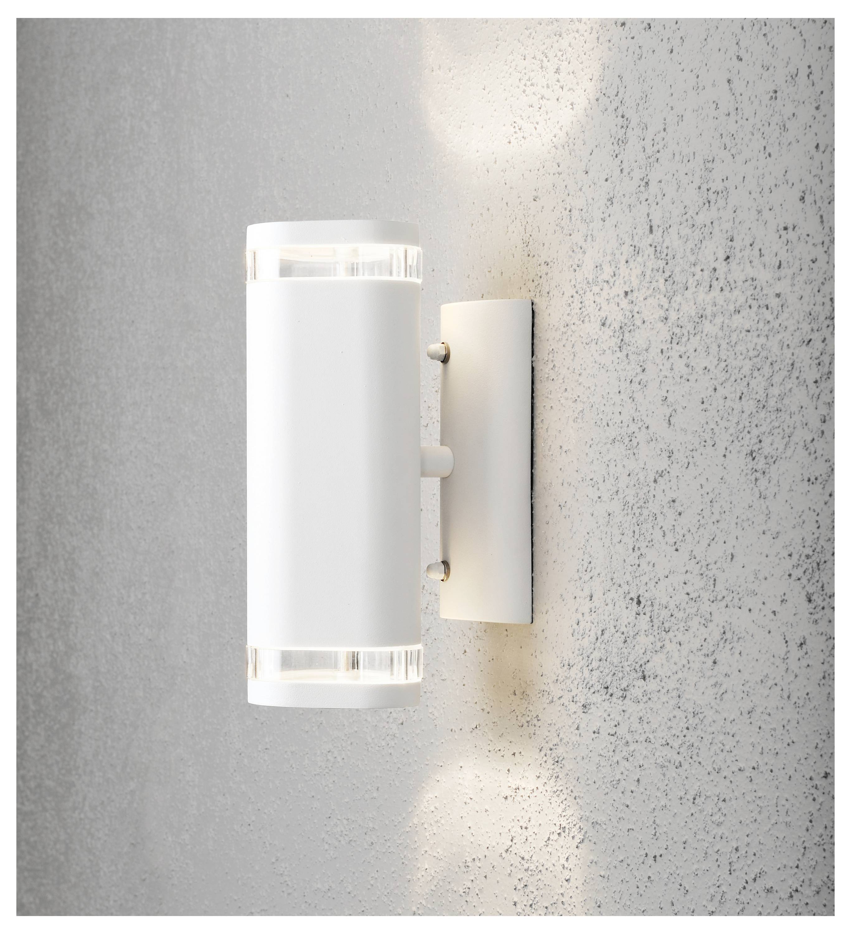 Een moderne cilindrische wandlamp gemonteerd op een gestructureerde oppervlakte, die zacht licht uitstraalt zowel naar boven als naar beneden, waardoor een gezellige sfeer wordt gecreëerd.