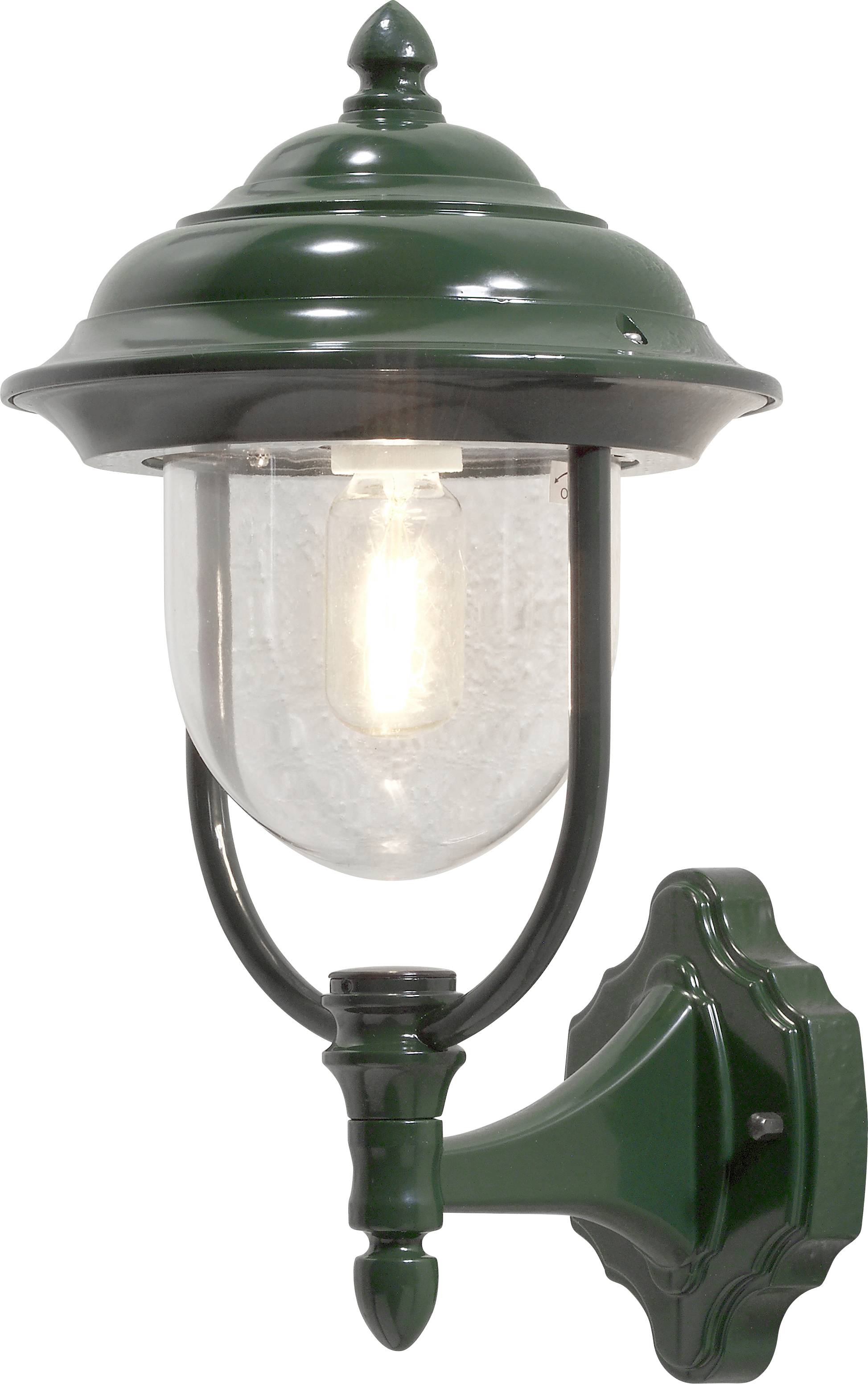 Een klassieke buitenmuurlantaarn in gepolijst donkergroen, voorzien van een heldere koepelvormige glazen kap met een gloeiende lamp binnenin, gemonteerd op een decoratieve beugel.