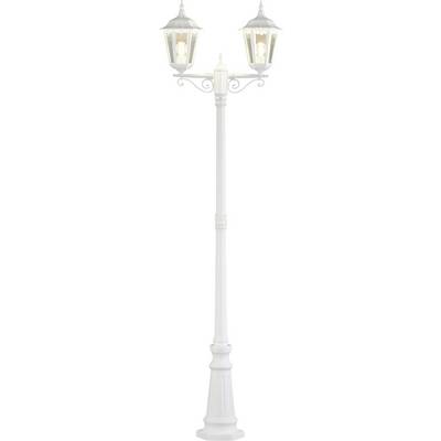Een sierlijke witte straatlantaarn met drie lantaarns in een klassiek ontwerp, met decoratieve details op de paal.