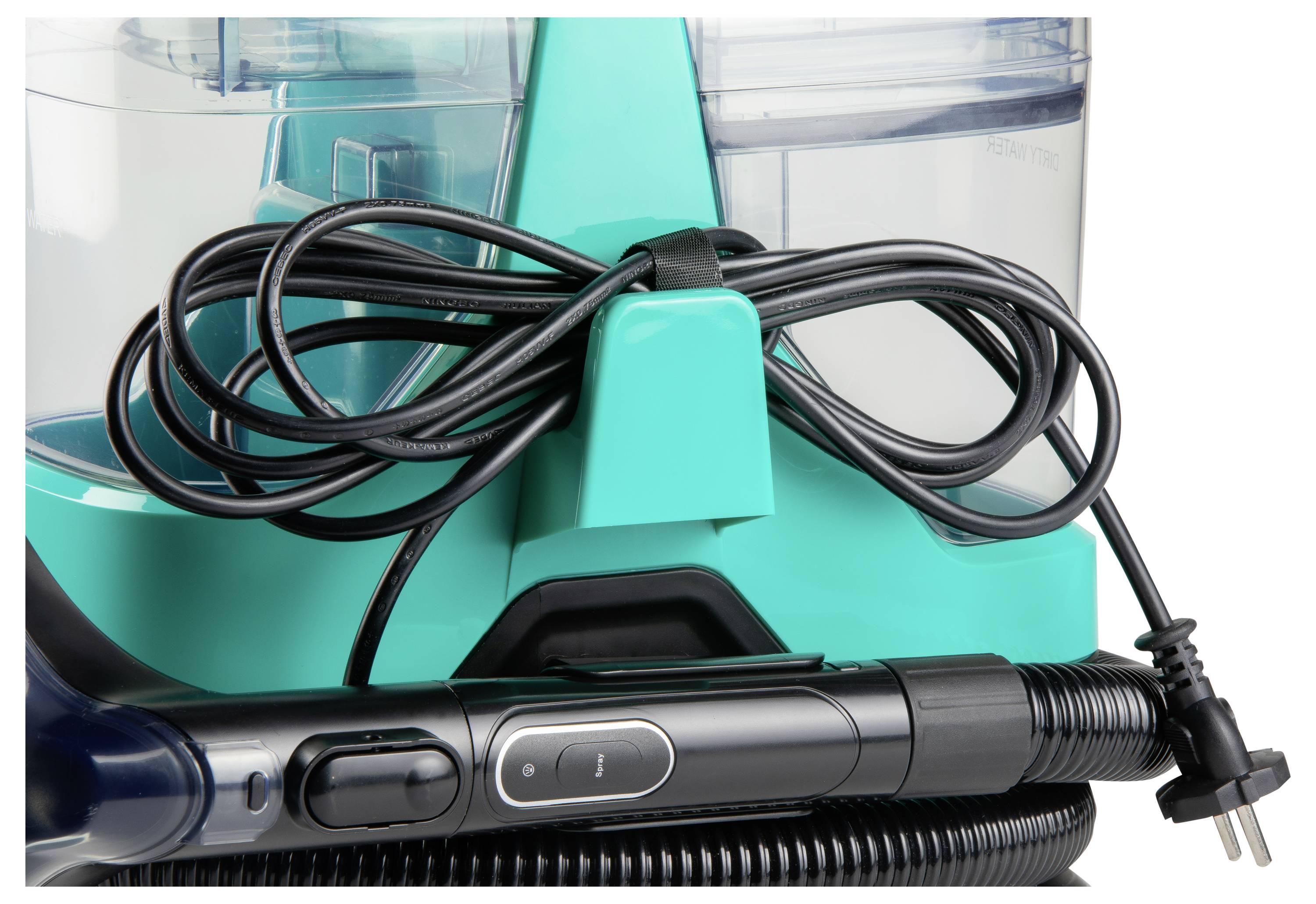 Een close-up van een groene schoonmaakmachine met een opgerolde zwarte stroomkabel en slang aangesloten, wat de nadruk legt op zijn functionaliteit.