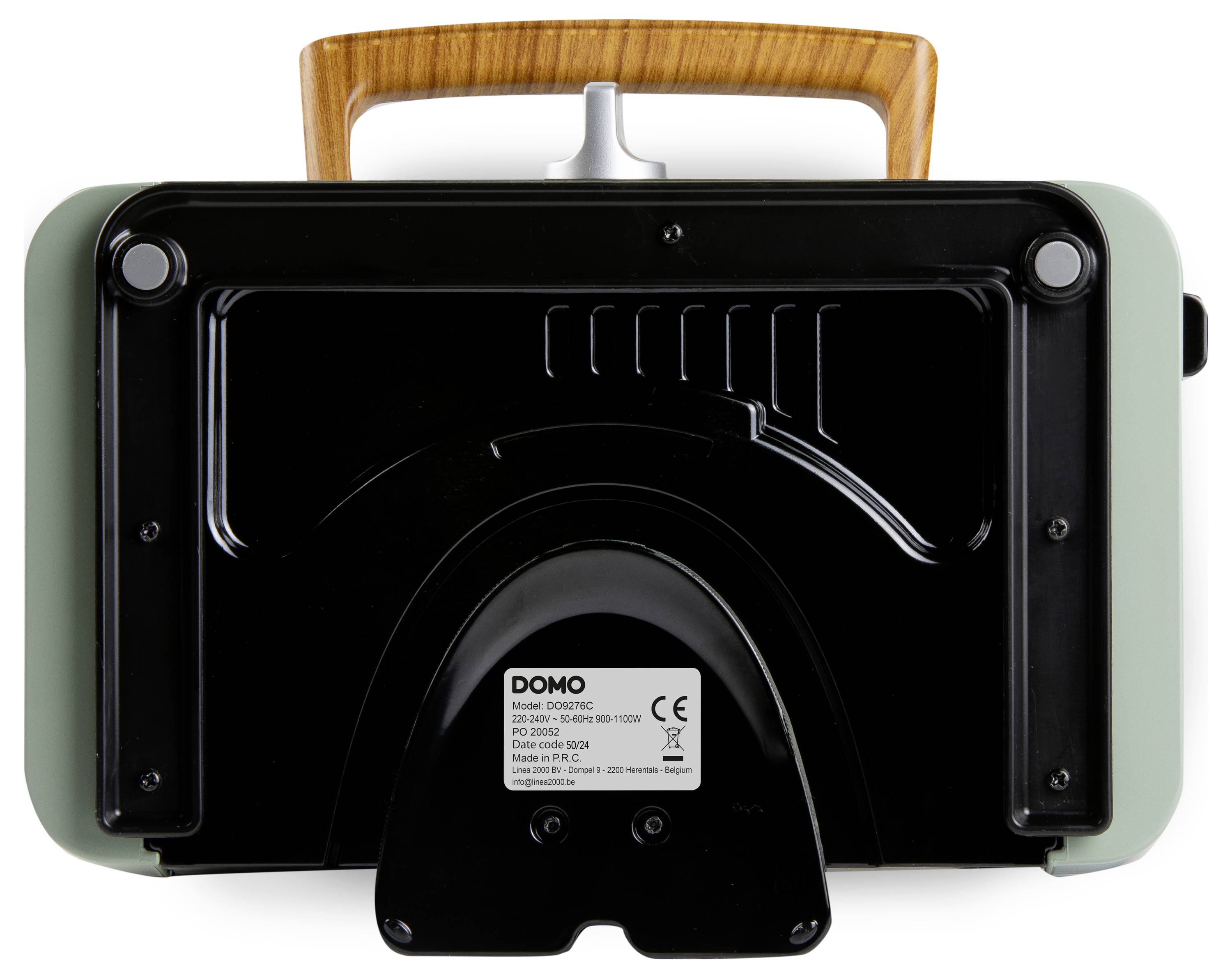 De afbeelding toont de onderkant van een zwarte en groene Domo wafelijzer met een bruine handgreep. Het modelnummer is DO9176W.