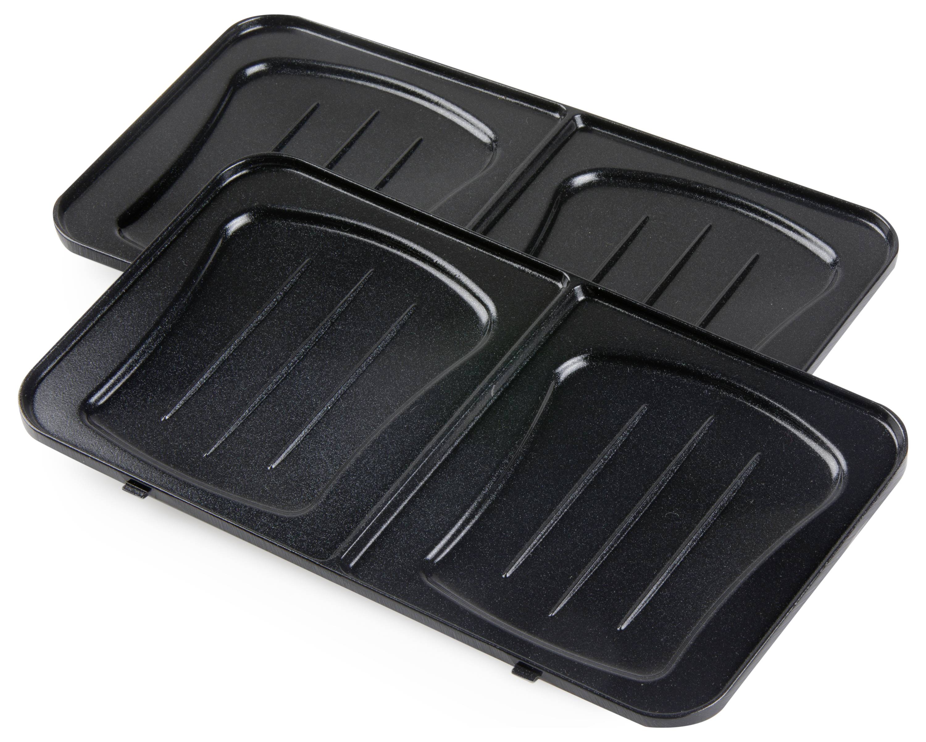 Twee zwarte anti-aanbak grillplaten met ribbels voor een tosti-ijzer, parallel aan elkaar geplaatst, ontworpen voor het grillen van tosti's.