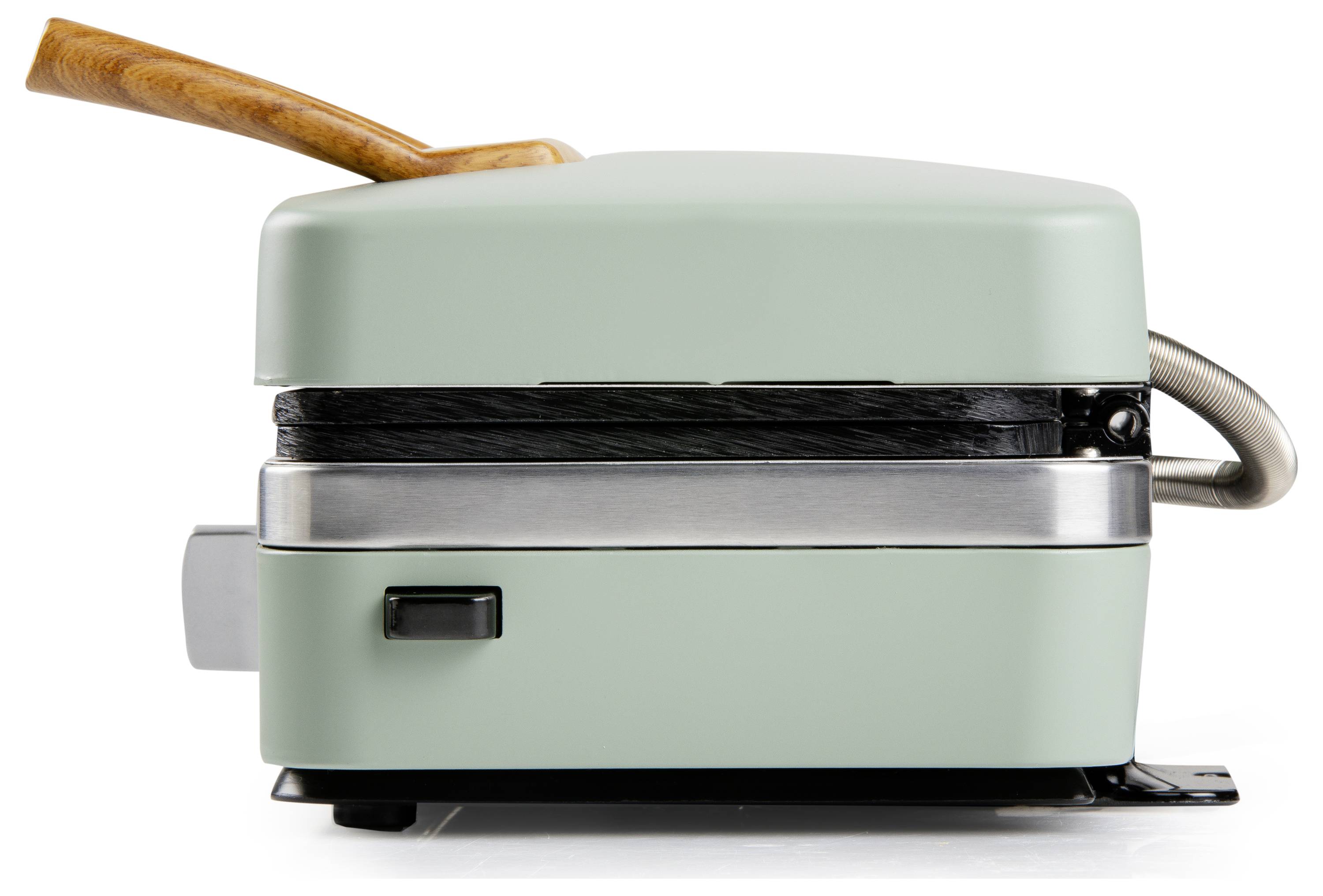 Een groene, gesloten paninipers met een houten handvat, gezien van opzij, geïsoleerd op een witte achtergrond.