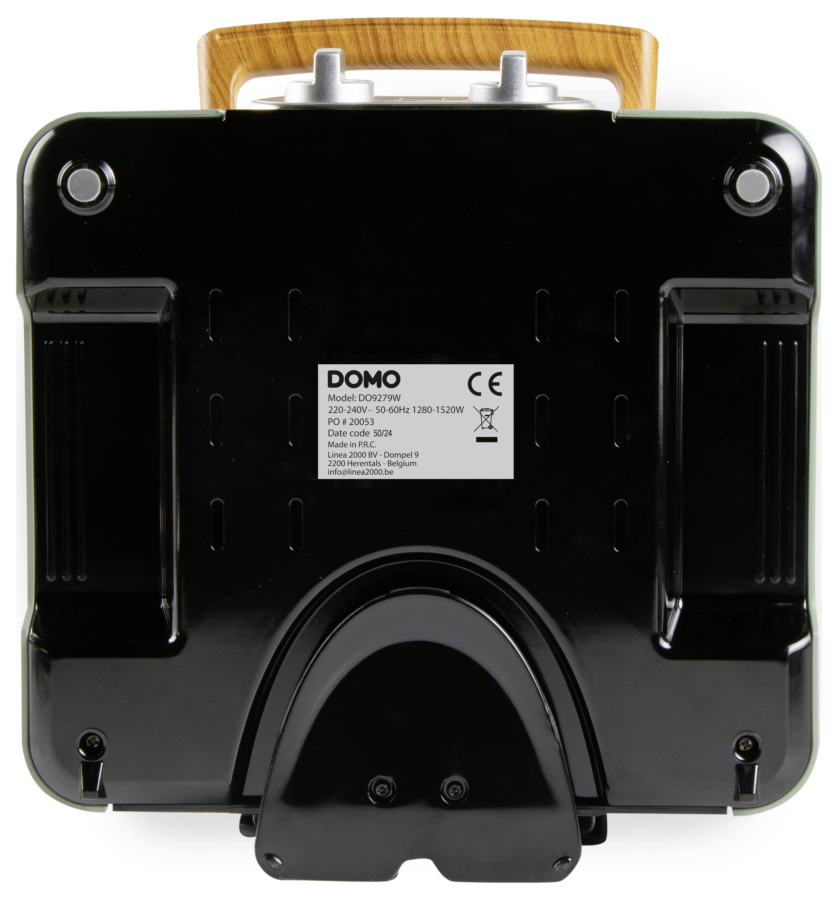 De afbeelding toont de achterkant van een zwarte tosti-ijzer met een etiket waarop 'DOMO Model DO9056C' staat en technische specificaties.
