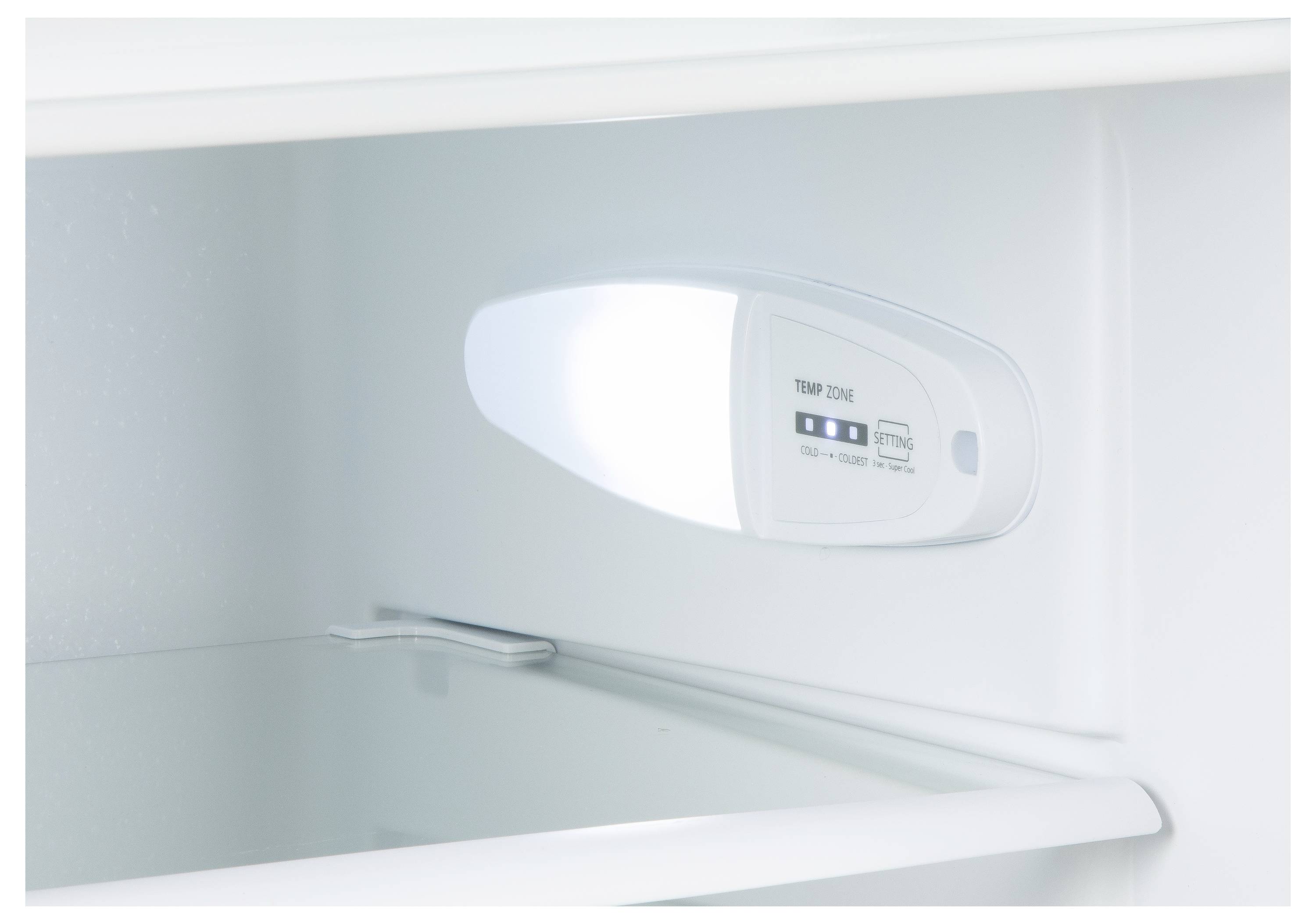 Interieur van een koelkast met een temperatuurregelpaneel met verschillende instellingen en een licht dat de binnenkant verlicht.