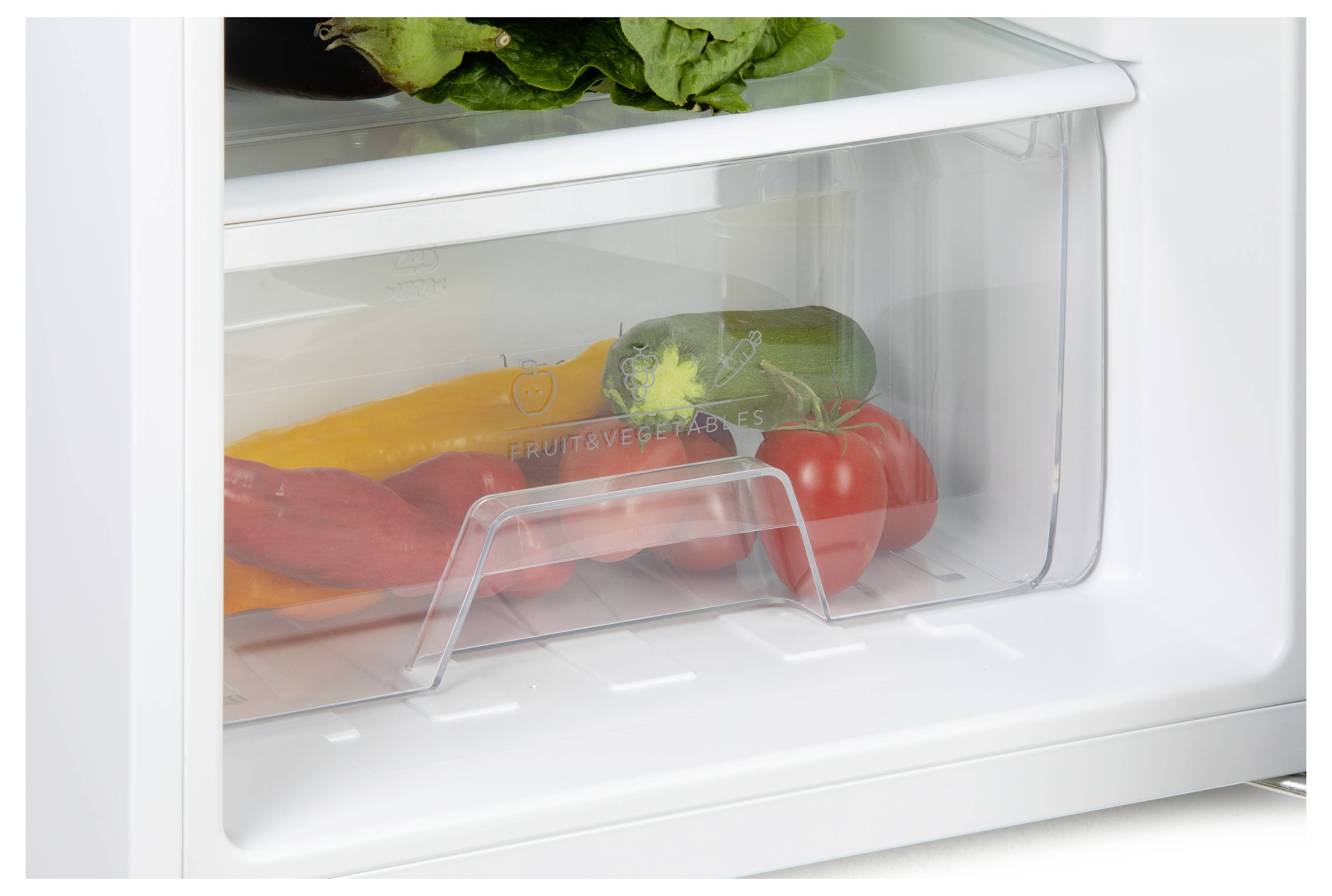 'Een koelkast groentelade met verse groenten inclusief een gele paprika, courgette, rode paprika en tomaat erin.'