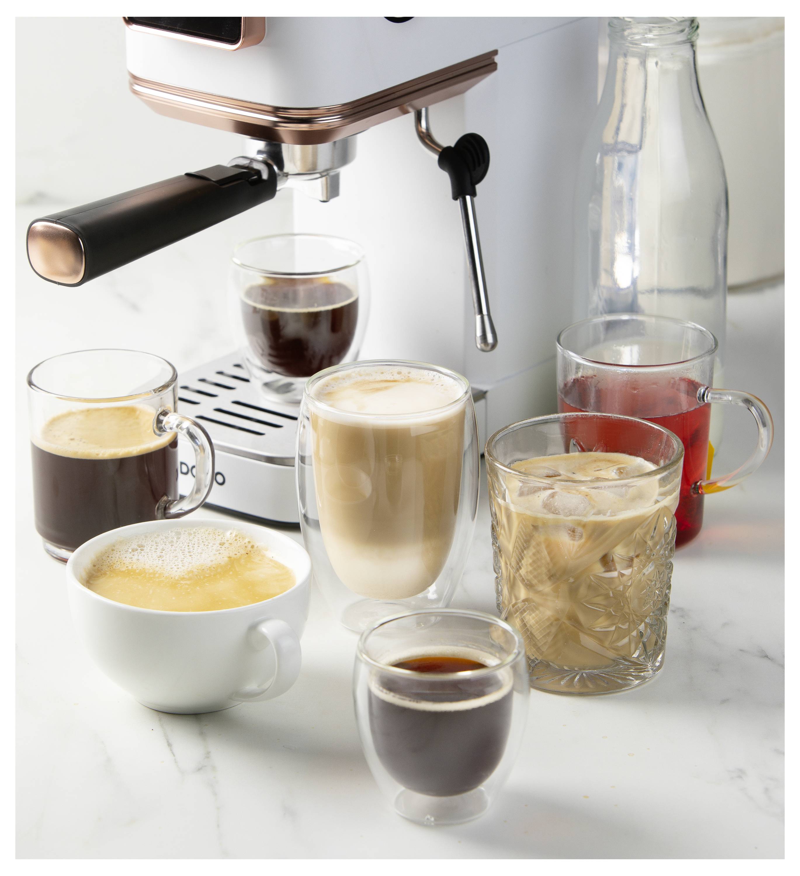 Een espressomachine met verschillende koffiedranken zoals espresso, cappuccino, latte en ijskoffie op een marmeren aanrecht.