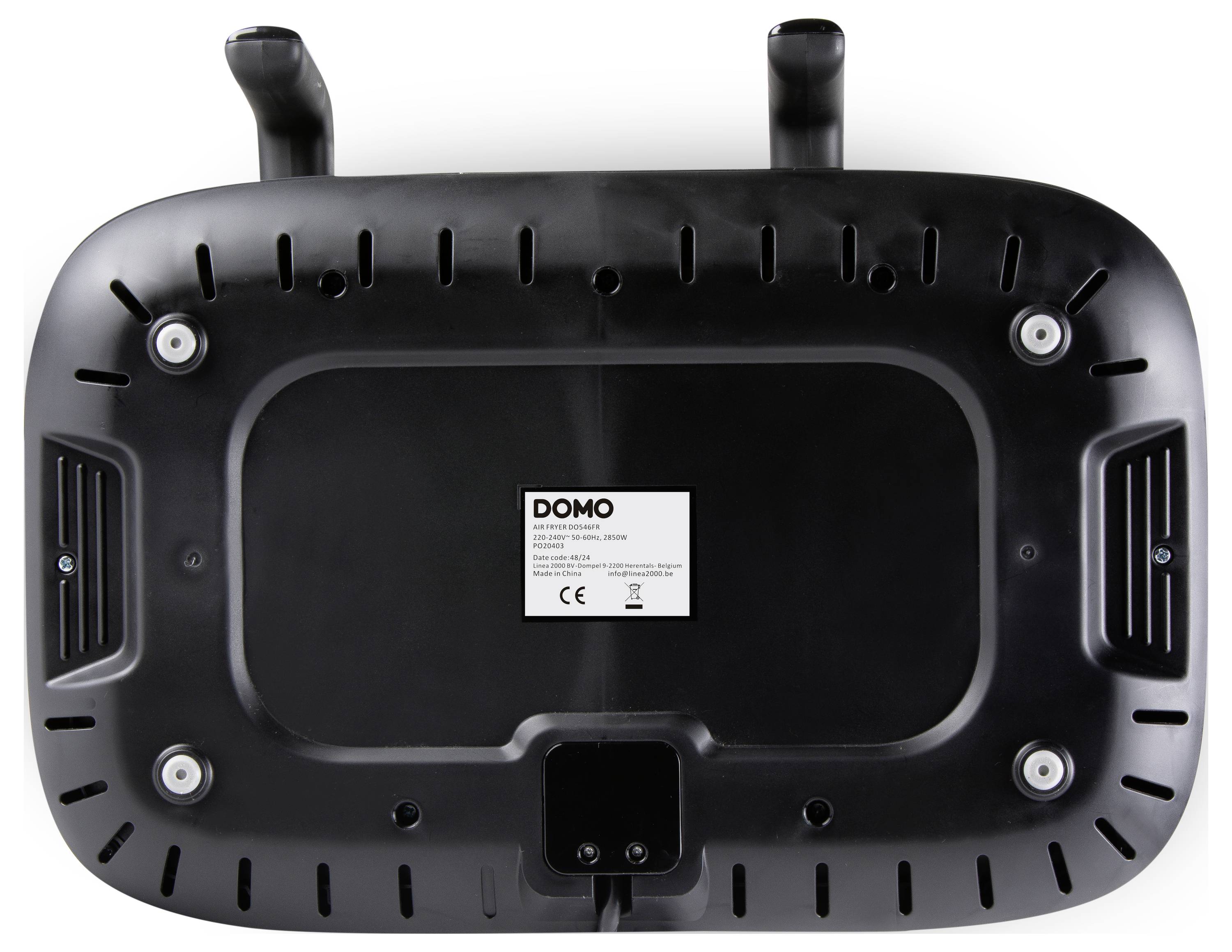 De onderkant van een zwart elektrisch apparaat met twee uitstekende handgrepen en een geëtiketteerd plakplaatje waarop het merk 'DOMO' en veiligheidscertificeringen staan afgebeeld.
