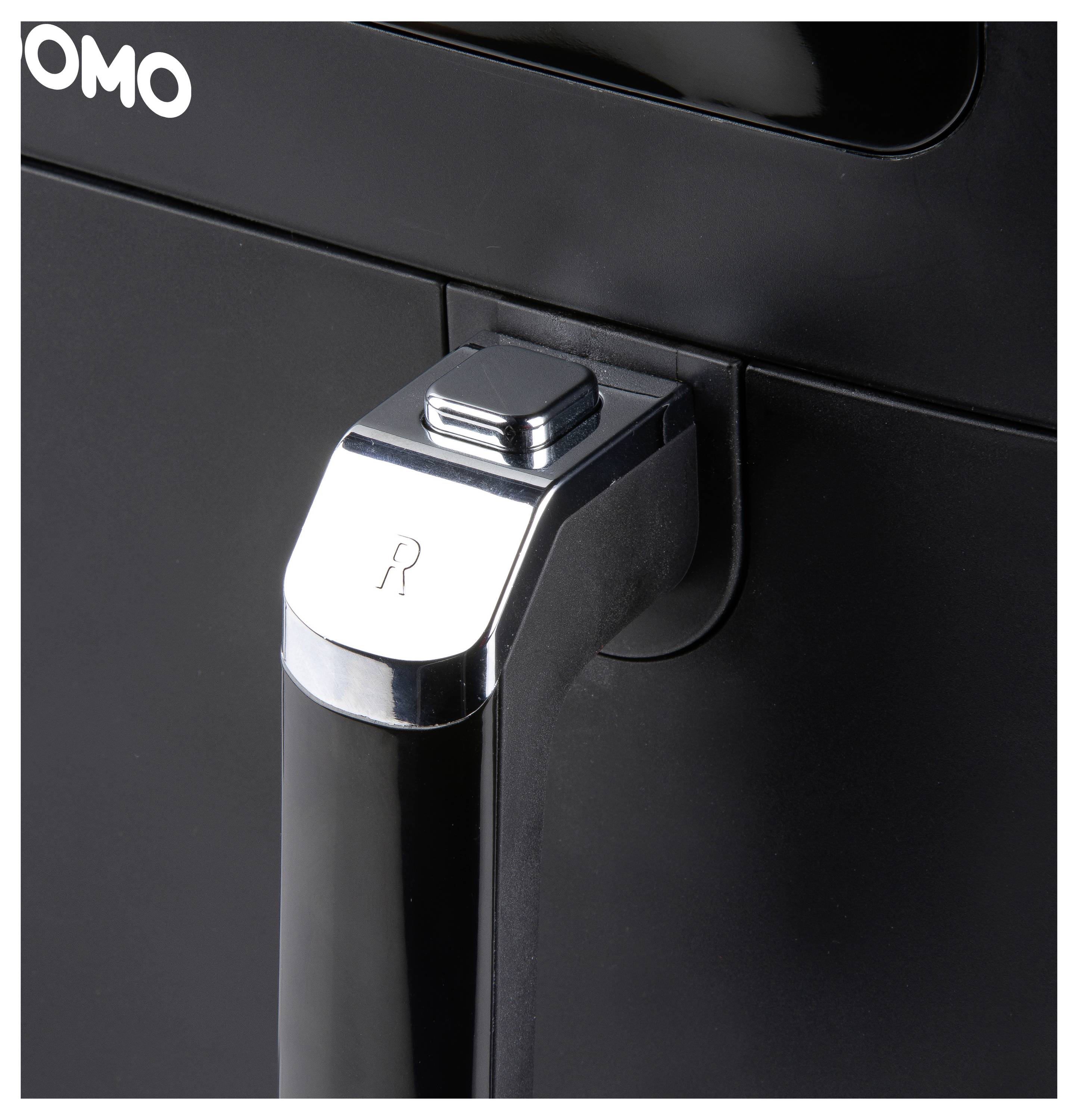 De afbeelding toont een close-up van een zwarte apparaatgreep met een chromen knop die gelabeld is met 'R'.