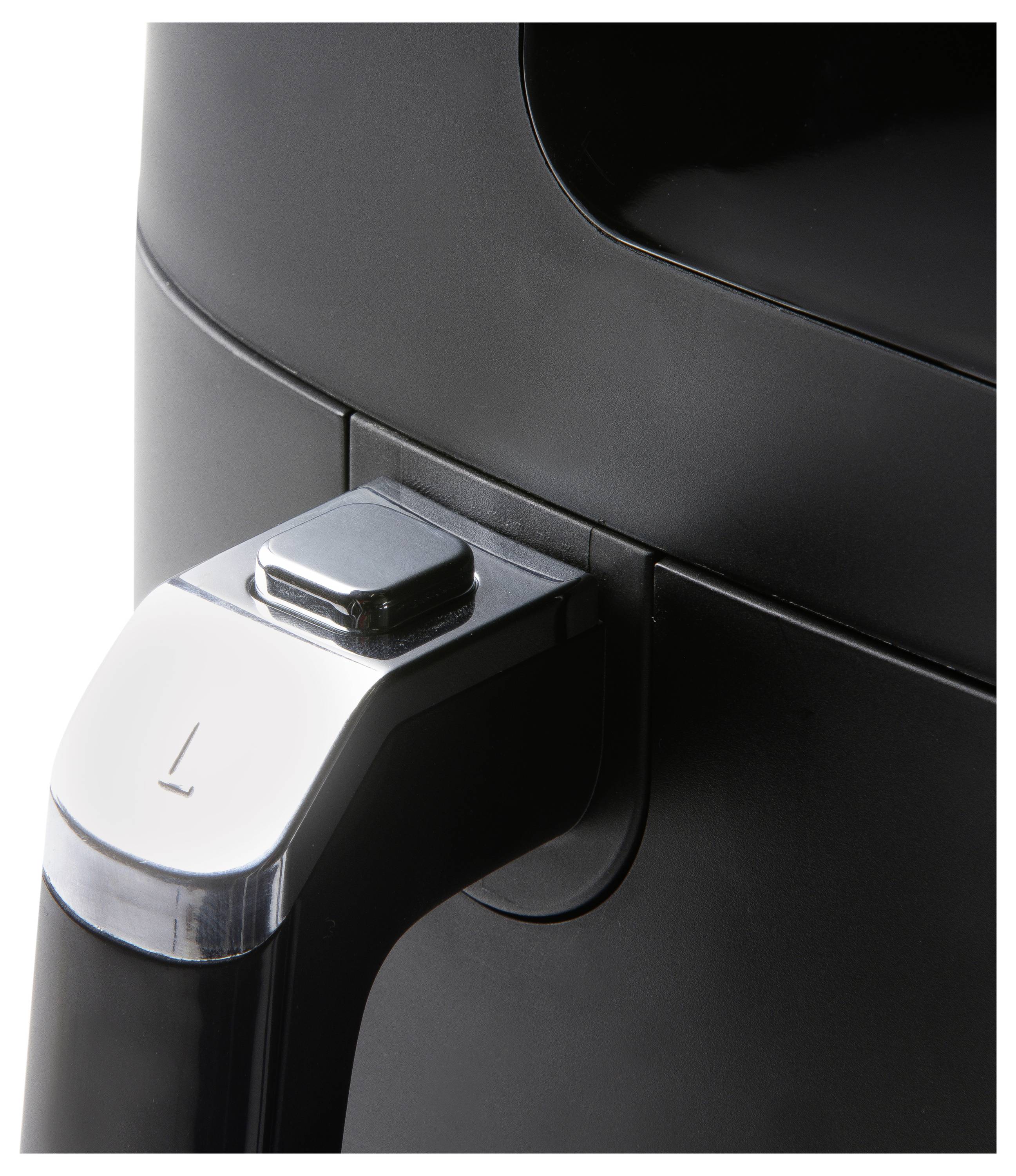 Close-up van een zwarte airfryer handgreep met een chromen knop bovenop, een deel van het apparaat is zichtbaar in een strak modern design.