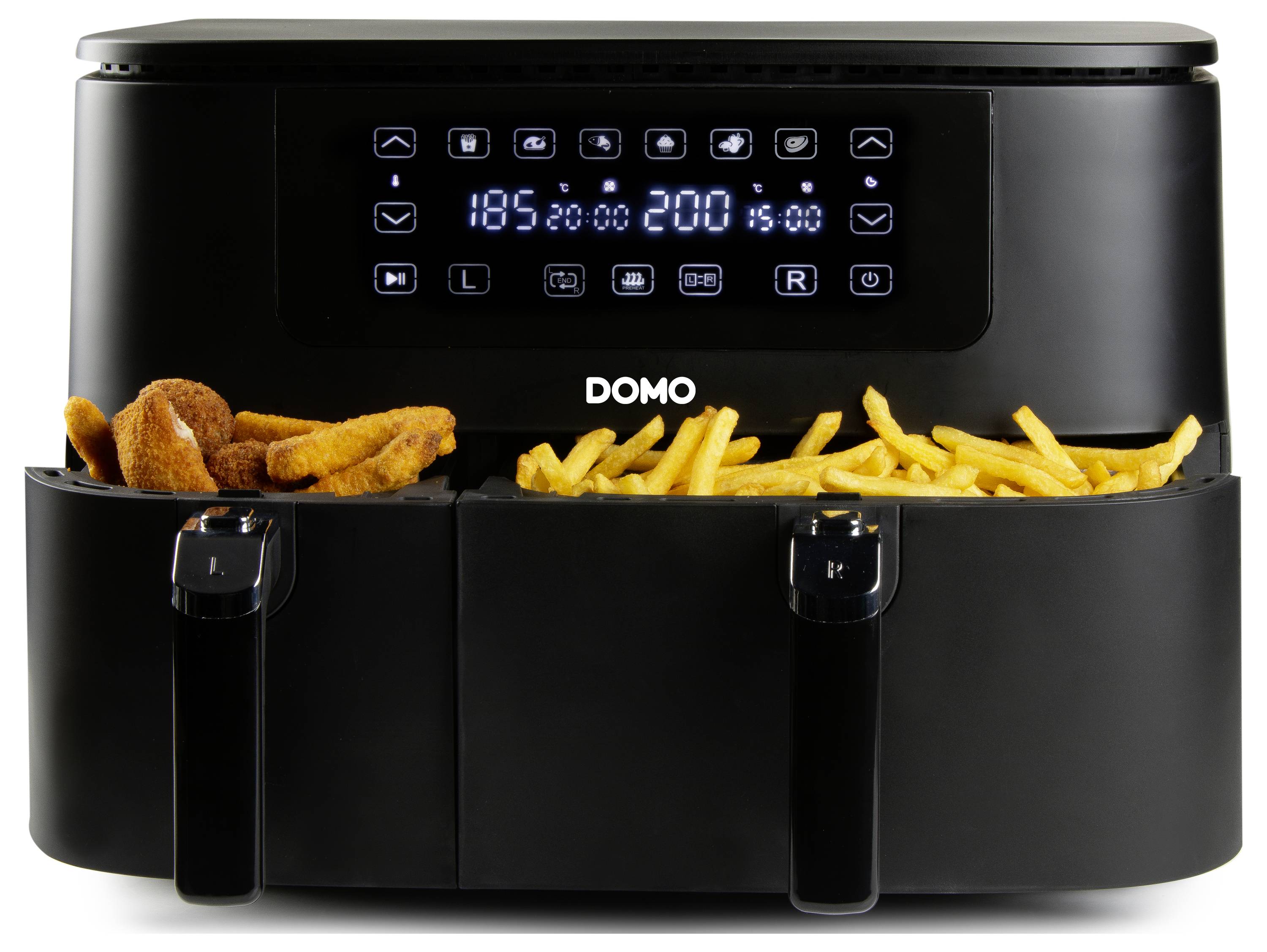 Een zwarte airfryer met digitaal displaypaneel en twee compartimenten; links zijn gekruide kippenvellen te zien, rechts liggen gefrituurde aardappelstaven.