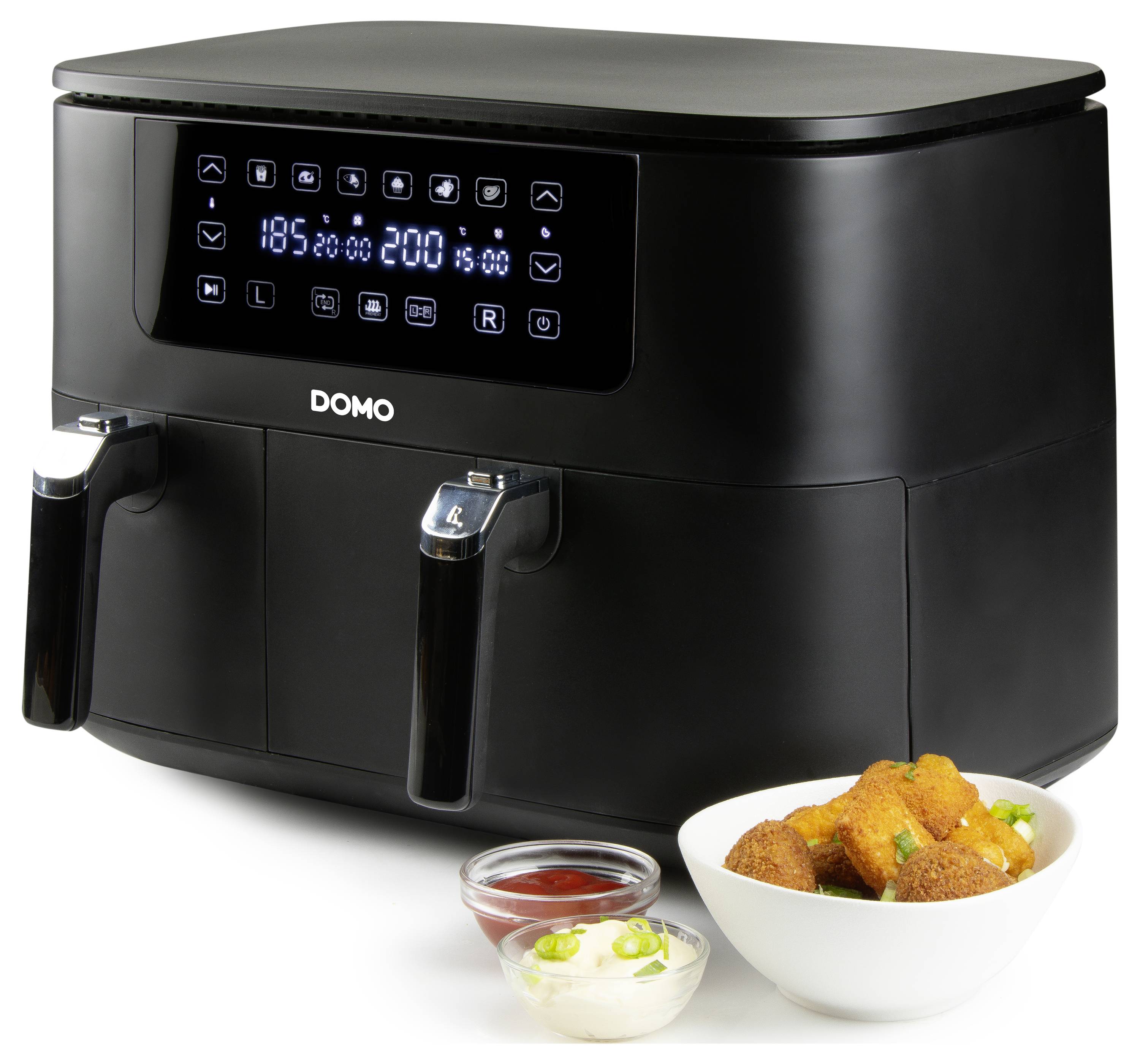 Een zwarte airfryer met een digitaal display dat 185°C en een timer toont. Eronder twee mandjes, elk met een handgreep. Ervoor staan kommen met gepaneerde snacks, rode saus en mayonaise.