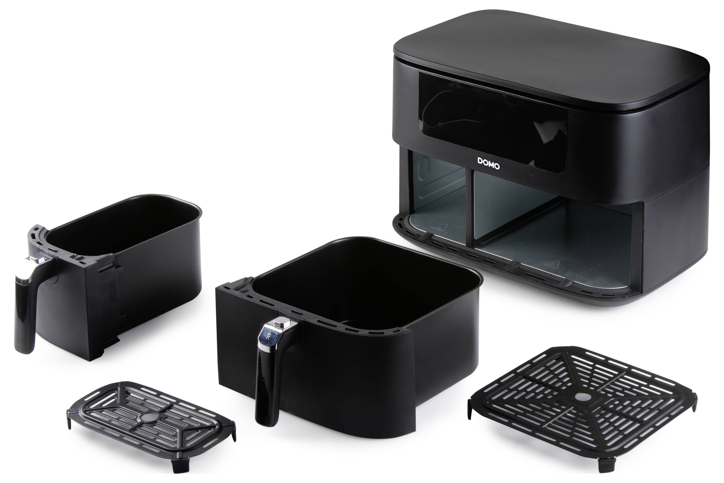 'Twee zwarte airfryer-bakken met handgrepen en verwijderbare grillroosters liggen naast een grote airfryer-unit, waarbij de componenten worden getoond.'