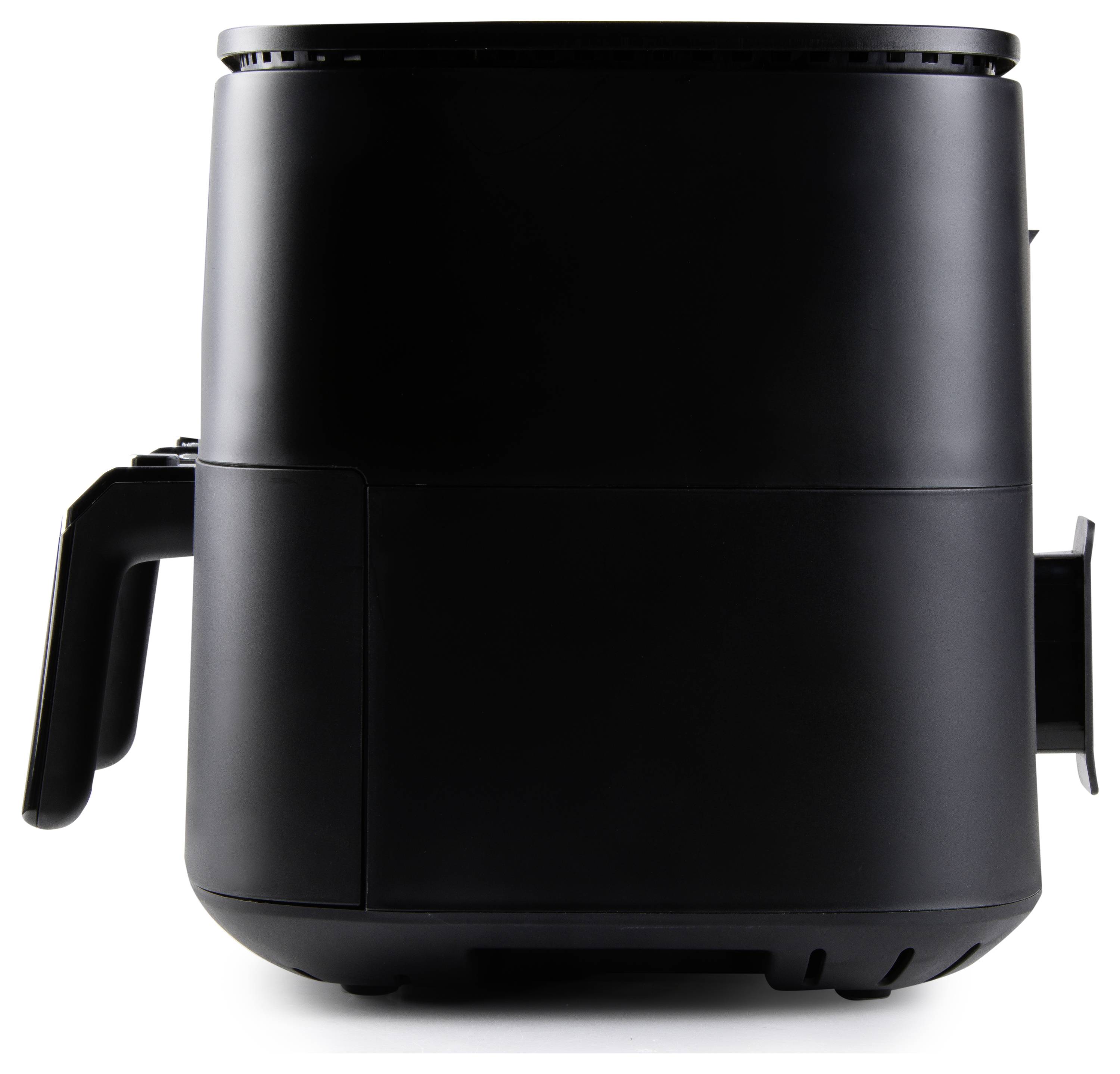 Een zwart apparaat dat lijkt op een airfryer, gezien van opzij, waarbij de handgreep en draaiknop zichtbaar zijn, geplaatst tegen een witte achtergrond.