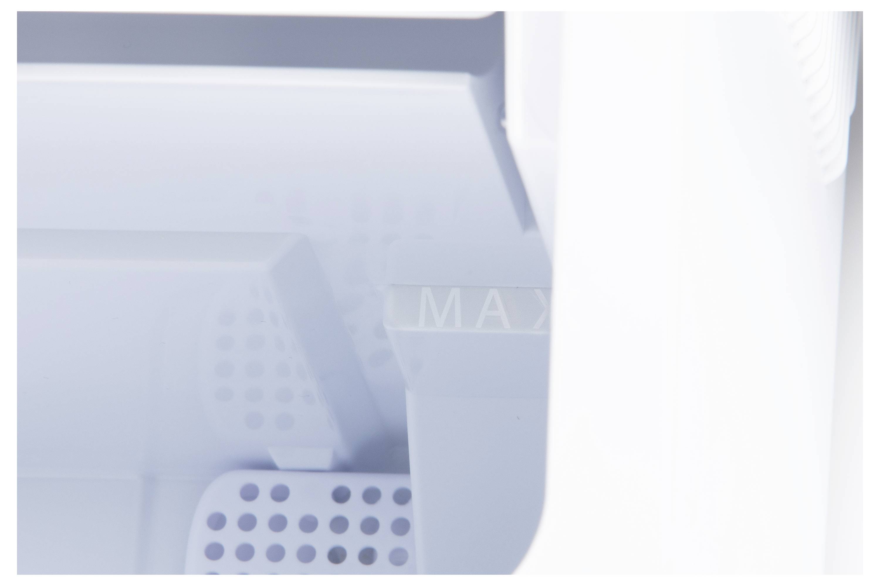 Close-up van een onderdeel van een ijsmachine binnenin een vriezer, waarbij de 'MAX' vullijn wordt benadrukt om de maximale ijscapaciteit aan te geven.