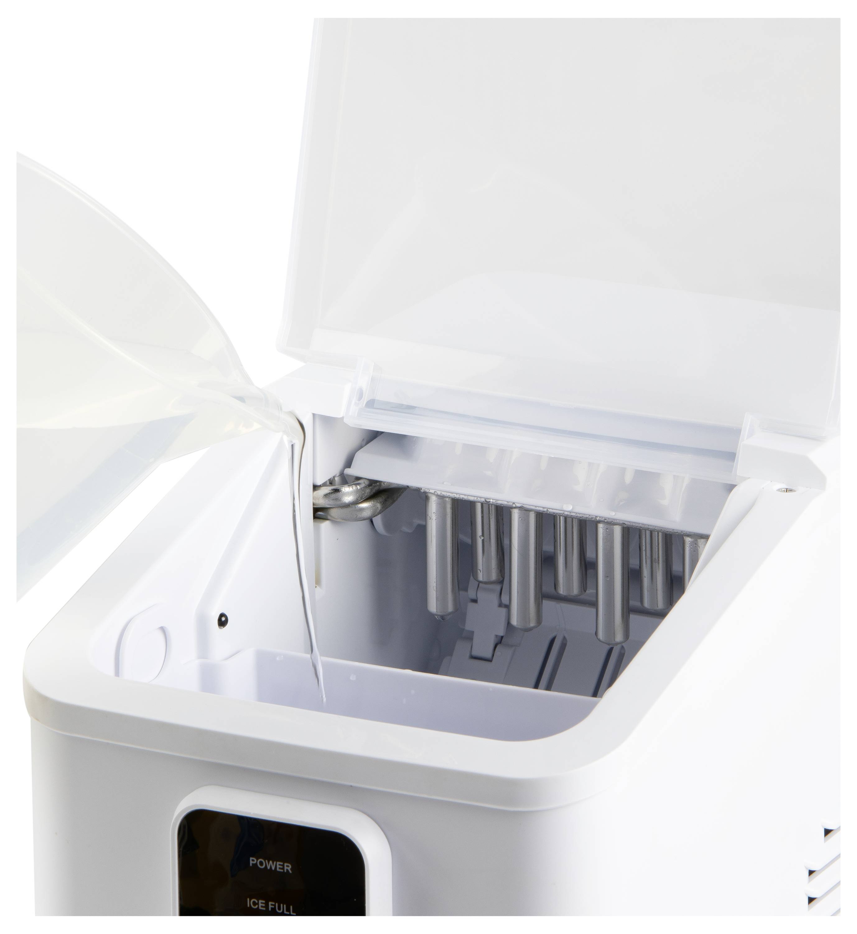 Een wit aanrechtblad-ijsmachine vullen met water via de open bovenkant van het deksel. De machine staat uit en is klaar voor ijsblokjesproductie.