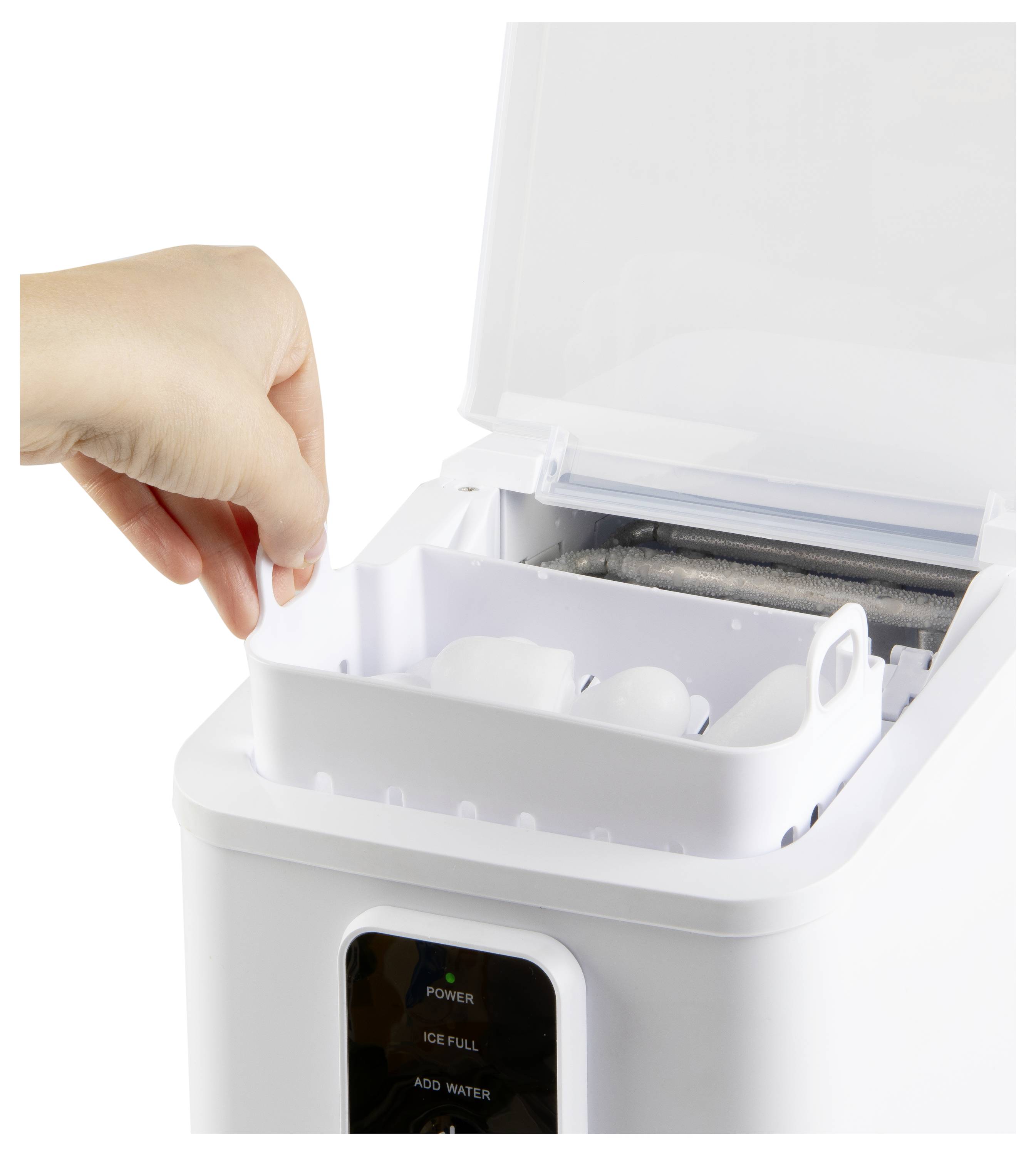 Een hand tilt de ijslade uit een witte ijsmachine op het aanrecht, waarbij drie ijsblokjes zichtbaar worden. Het deksel staat open, waardoor het binnenste zichtbaar is.