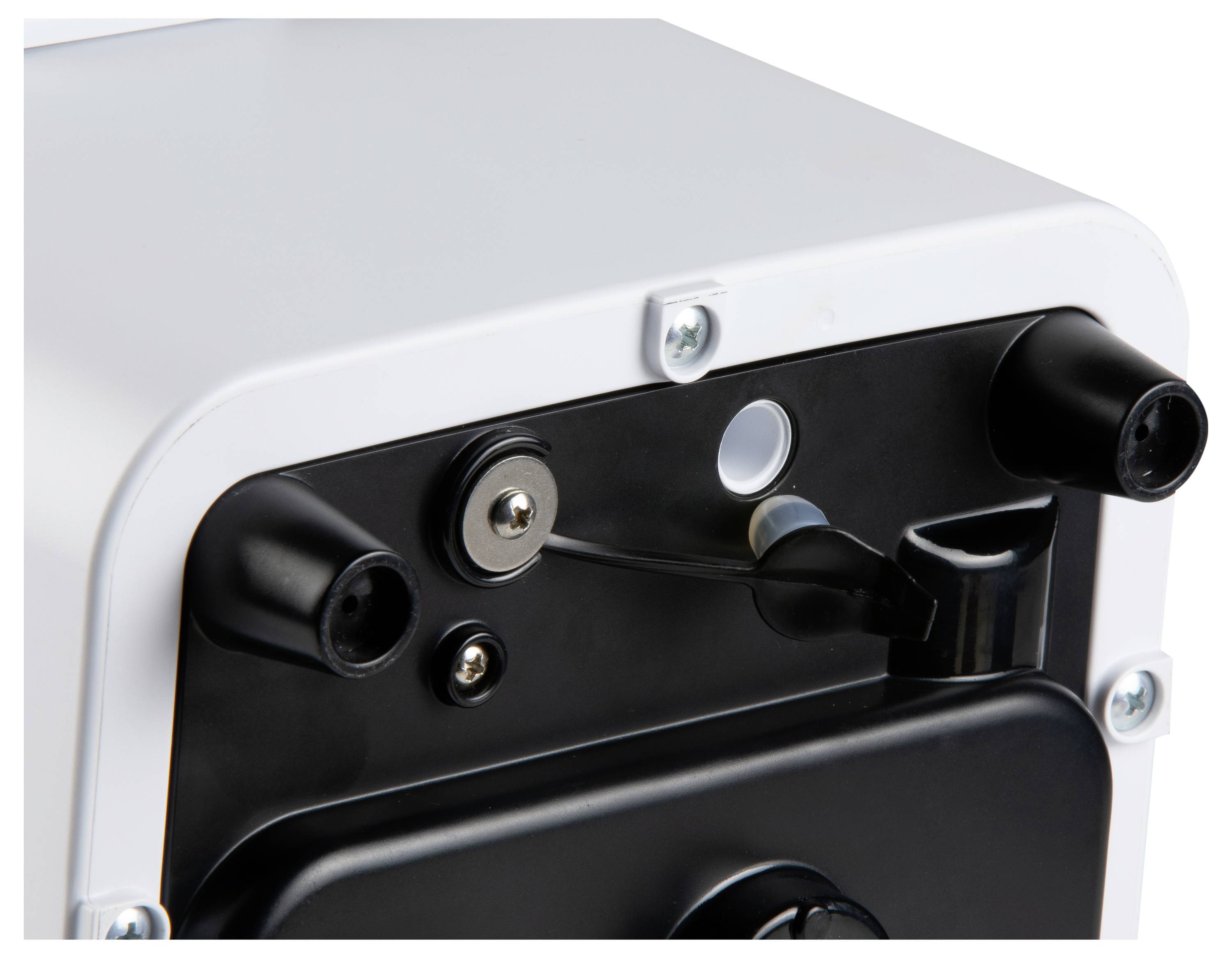 Close-up van een wit en zwart elektronisch apparaat zijn achterpaneel, waarbij aansluitingen en schroeven zichtbaar zijn, wat wijst op een technische of elektronische apparatuurinstelling.