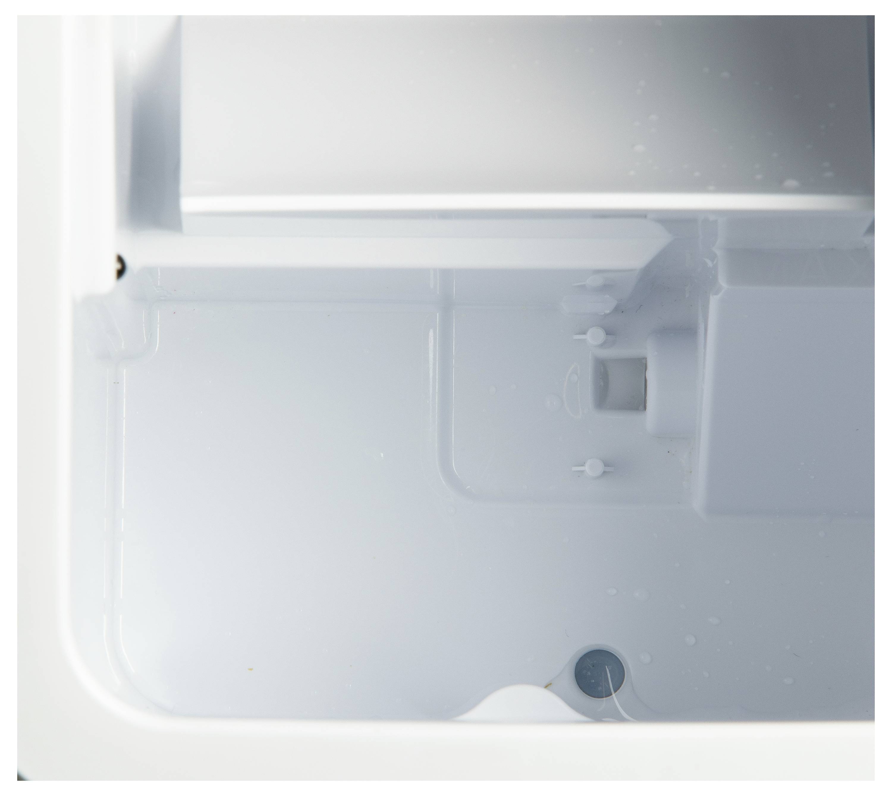 'Binnenaanzicht van een lege koelkast met een witte plastic binnenkant, voorzien van schappen, compartimenten en zonder voedingsmiddelen.'