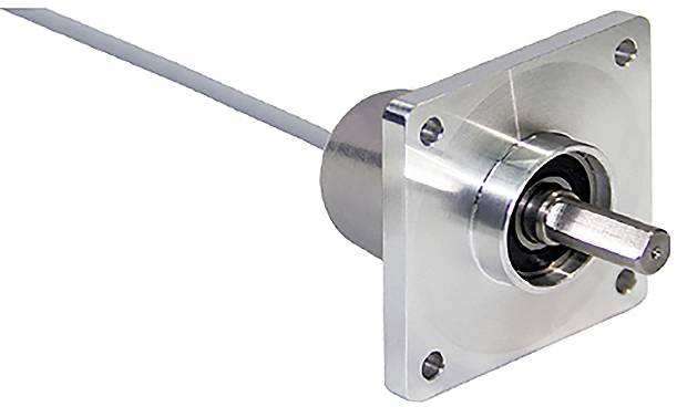 Een metalen rotatiecodeur met een as en geflenste voet, gebruikt voor positie- of bewegingssensing, tegen een witte achtergrond.