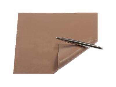 Een stuk bruin nep-leren materiaal wordt teruggevouwen door een metalen gereedschap, waarbij zijn textuur en flexibiliteit zichtbaar worden.