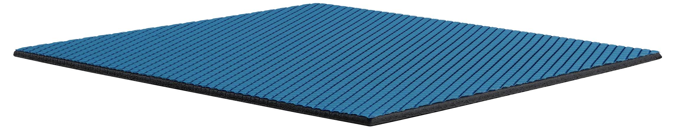 Een blauwe yogamat met diagonale zwarte strepen, weergegeven vanuit een schuin perspectief.