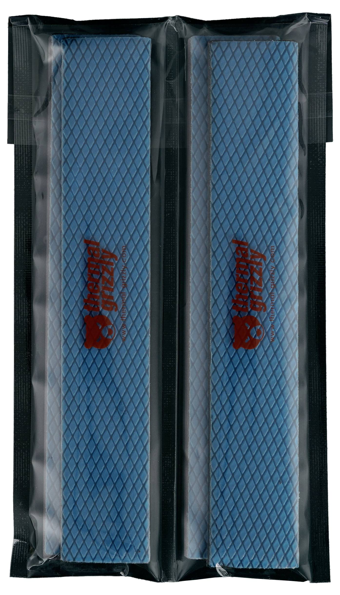 Twee rechthoekige blauwe ijspacks in transparante verpakking, met een rood logo met onherkenbare tekst, naast elkaar geplaatst.