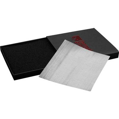 Een rechthoekige warmtegeleidende pad gedeeltelijk verwijderd uit zijn zwarte verpakking, waarbij een logo in het rood zichtbaar is op de binnenkant van de cover.