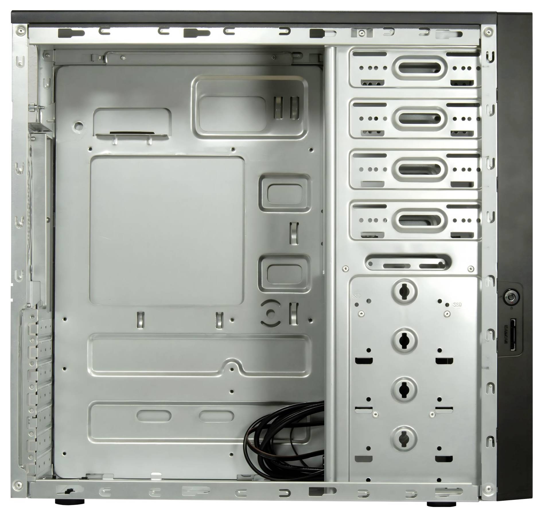 Een lege computertoren behuizing die montageruimtes laat zien voor drives en andere hardware, met zichtbare kabels in het onderste gedeelte.