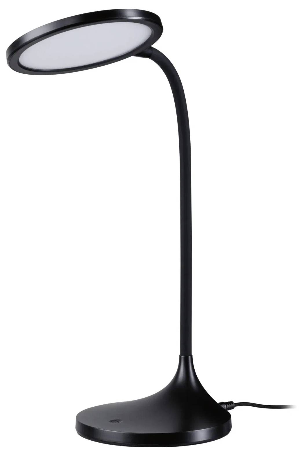 Een zwarte bureaulamp met een rond LED-hoofd en een flexibele hals, aangesloten, staand op een eenvoudige afgeronde voet.