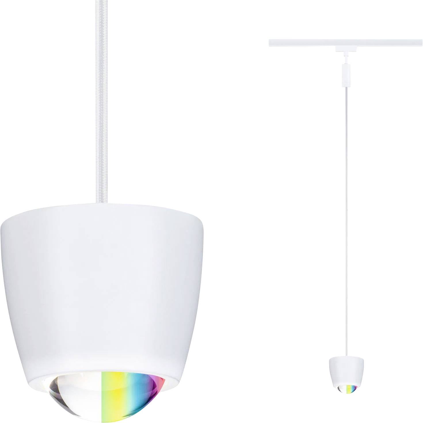 Een moderne witte hanglamp heeft een prisma aan de onderkant dat een regenboogspectrum projecteert. Hij hangt aan een wit snoer, weergegeven in twee verschillende perspectieven.