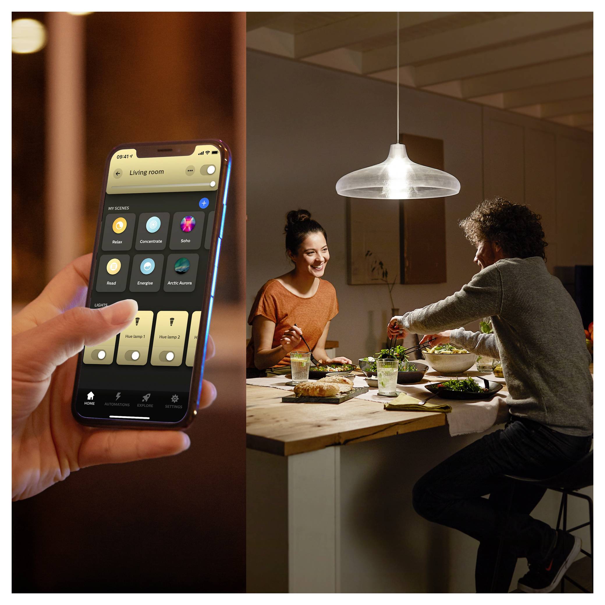 Een hand die een telefoon vasthoudt toont een slimme verlichtings-app met bedieningselementen voor een woonkamer. Een stel dineren onder een hangende lamp in een gezellige setting.