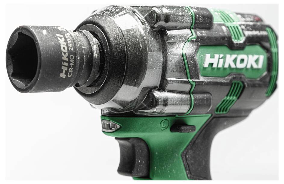 Een groene en zwarte HiKOKI accu-slagschroevendraaier, met zichtbaar merk en boorkop, ontworpen voor het aanbrengen van schroeven en bouten.