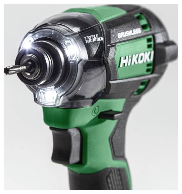 Een groene en zwarte draadloze slagschroevendraaier met een verlichte LED-lamp, voorzien van de labels 'TRIPLE HAMMER' en 'BRUSHLESS' op de behuizing met de merknaam zichtbaar.