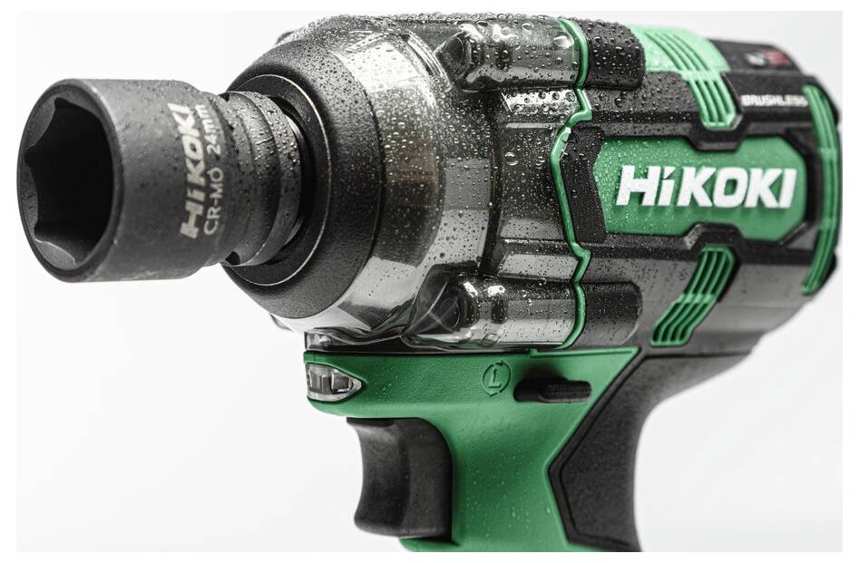 Een close-up afbeelding van een groene en zwarte HiKOKI draadloze slagschroevendraaier, nat met waterdruppels, die de ergonomische handgreep en compacte vormgeving benadrukt.