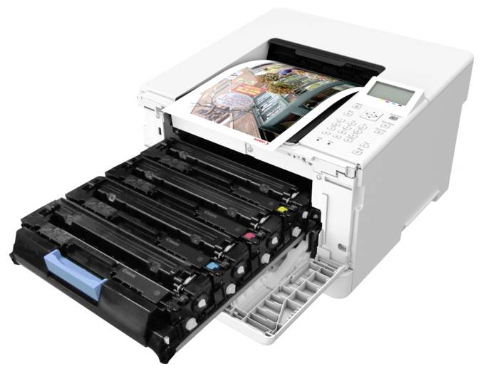 Een kleurenlaserprinter met een open lade, met gedrukte foto's erop weergegeven.