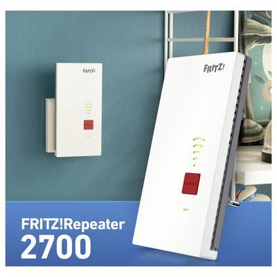 Een 'FRITZ!Repeater 2700' breidt de Wi-Fi dekking uit; getoond aangesloten op een stopcontact. Heeft een verbindingsknop en signaalindicator.