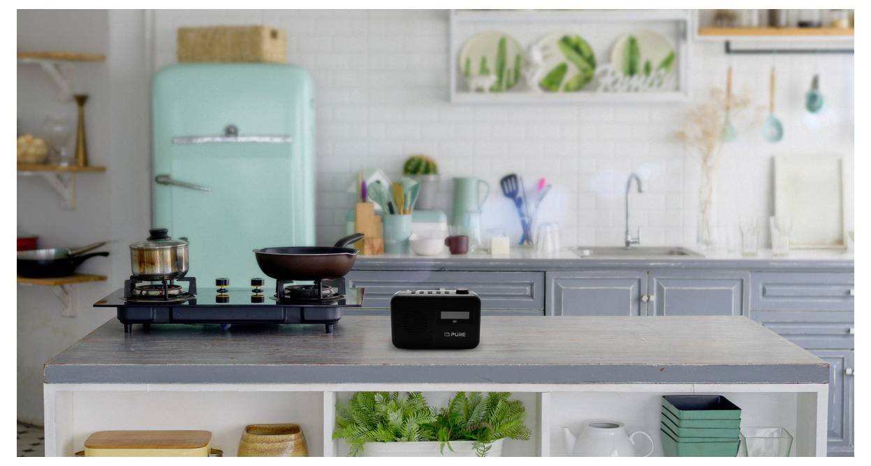 Een keukentafereel met een gaskookplaat waarop een pan en een pot staan. Een retro-stijl turquoise koelkast staat op de achtergrond, met schappen en decoraties.