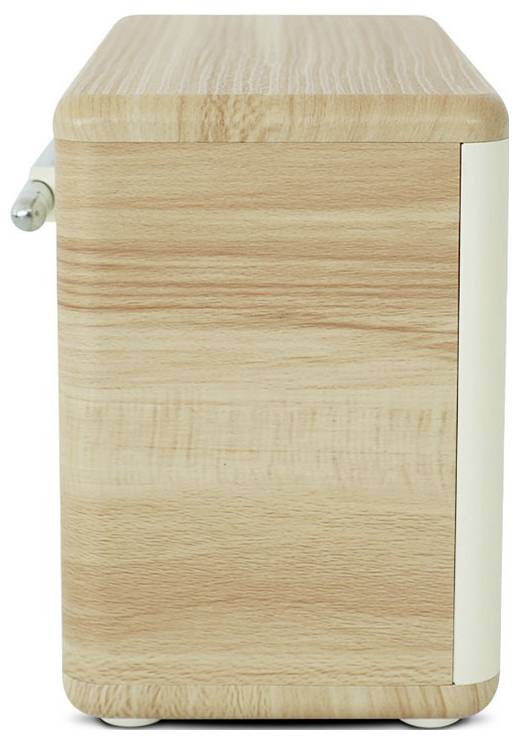 Een rechthoekige houten doos met een gladde oppervlakte en een metalen handvat aan de linkerkant gezien van opzij.