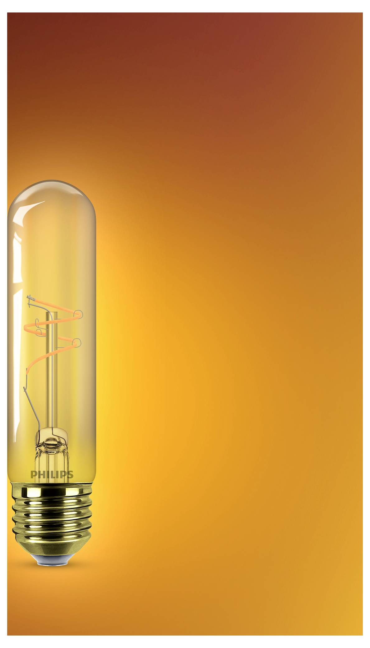 Een hoge, doorzichtige gloeilamp met zichtbare binnenste gloeidraad schijnt tegen een oranje verloop van achtergrond, waardoor een warme, uitnodigende sfeer ontstaat.