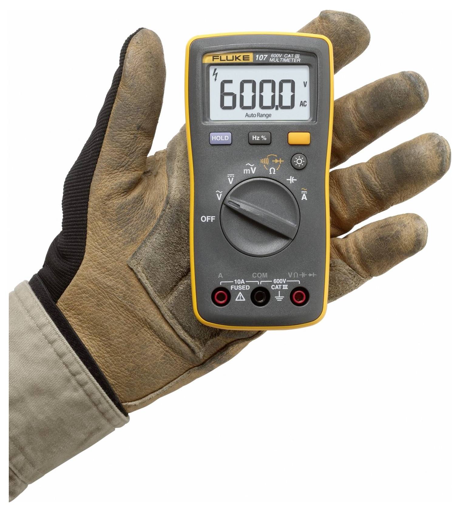 Een gehandschoende hand houdt een digitale multimeter vast met '6000' op het scherm, wat aangeeft dat deze is ingesteld voor het meten van AC-spanning.