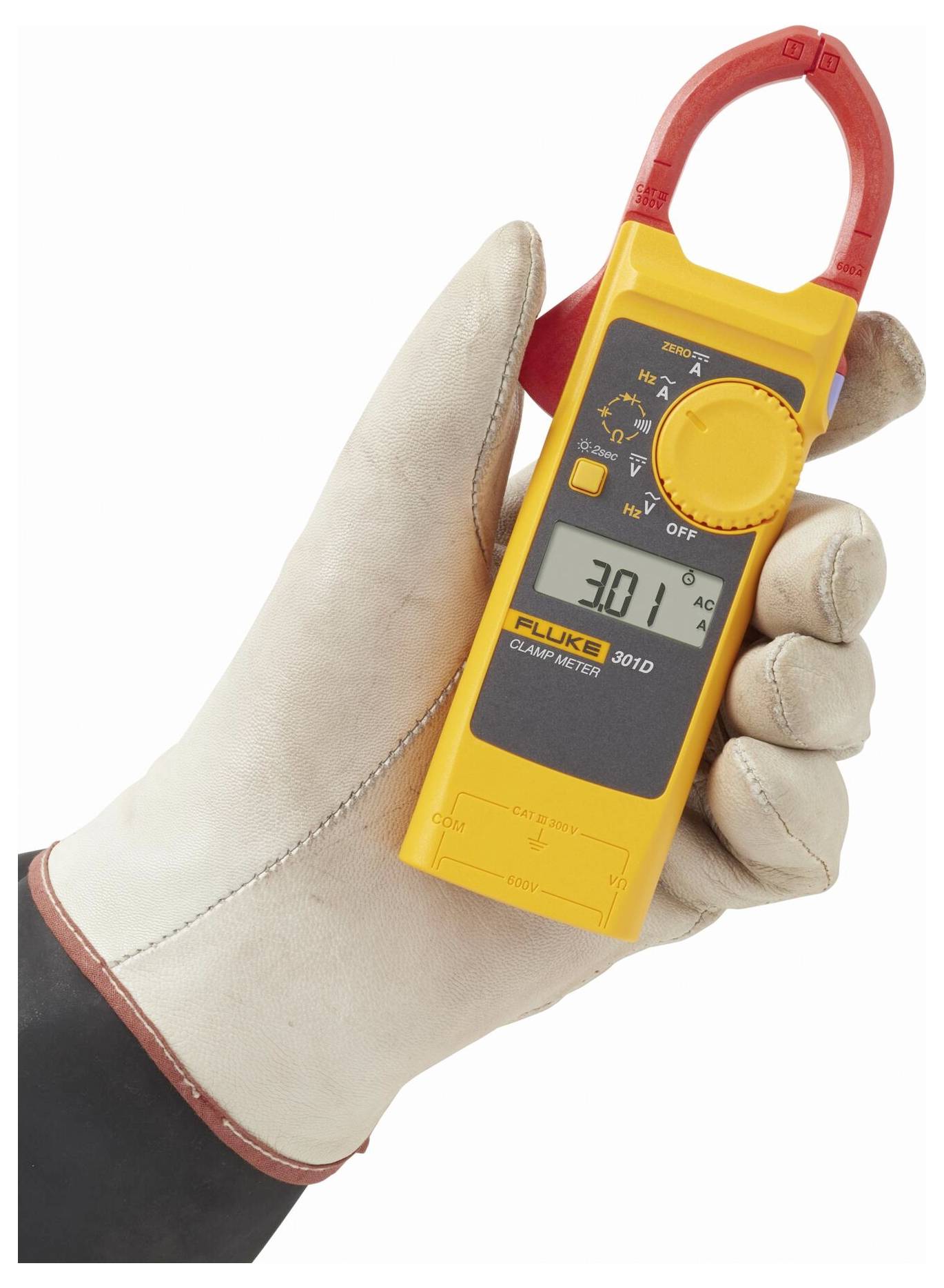 Een hand met een handschoen houdt een oranje klemmeterset vast die '30.1' AC-stroom in rode klemmen weergeeft, gebruikt voor het meten van elektrische stroom.