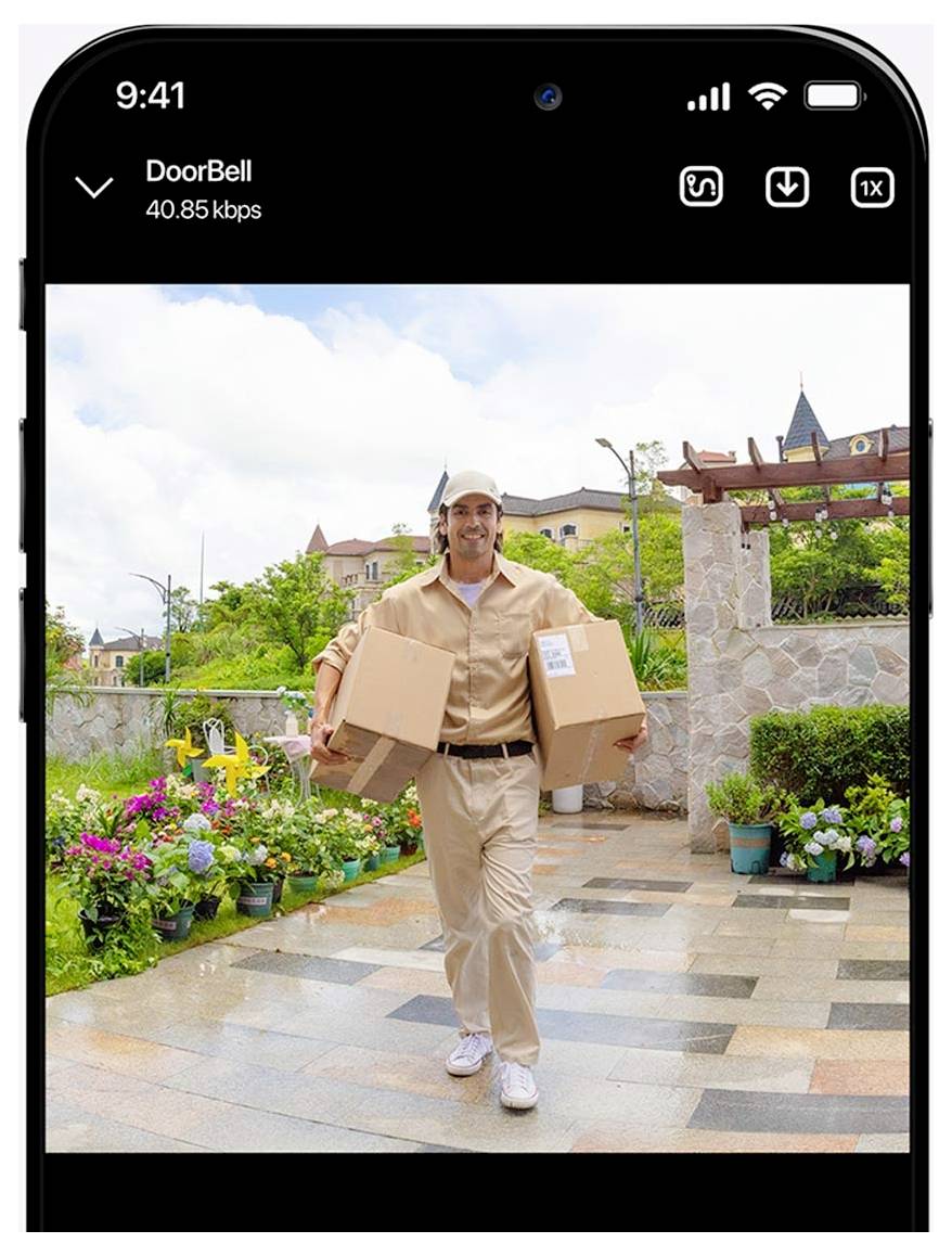 'Een bezorgmedewerker in uniform draagt twee dozen terwijl hij nadert bij de ingang van een huis met een tuin, zoals te zien op een smartphonescherm.'