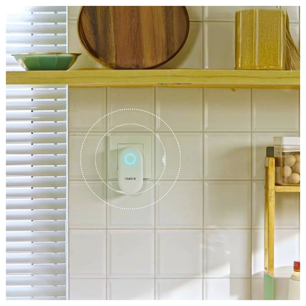 Een slimme lichtschakelaar op een betegelde keukenmuur, omringd door minimalistische decoratie, die home automation demonstreert in een moderne omgeving.