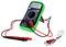 Een digitale multimeter met rode en zwarte meetpennen staat op een standaard. Het scherm toont '000', wat aangeeft dat er geen stroommetingen worden verricht.